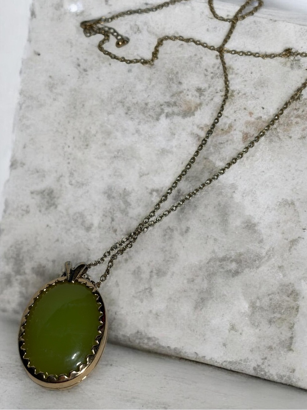 Simulated Prehnite Cabochon Pendant Necklace Scalloped Border